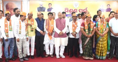 ଆହୁରି ଶକ୍ତ ହେଲା  ‘ଡବଲଇଞ୍ଜିନ’:   କଳାହାଣ୍ଡି ଜିଲ୍ଲା ପରିଷଦ ଅଧ୍ୟକ୍ଷ ପୁଷ୍ପେନ୍ଦ୍ର  ସିଂହଦେଓଙ୍କ ସମେତ ୭ ଜଣ ଜିଲ୍ଲା ପରିଷଦ ସଦସ୍ୟଙ୍କ ବିଜେପିରେ ଯୋଗଦାନ