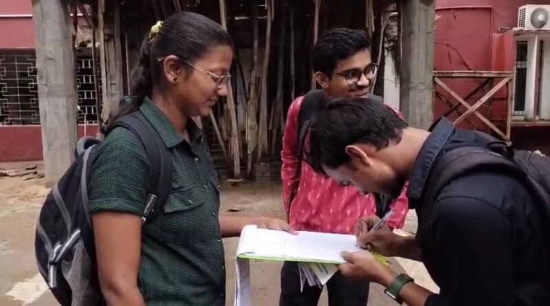 ରେଭେନ୍ସାର ପ୍ରଫେସରଙ୍କୁ ଦୁର୍ବ୍ୟବହାର କରିଥିବା ବିଧାୟକଙ୍କ ନାମକୁ ସିନେଟରୁ ପ୍ରତ୍ୟାହାର ଦାବିରେ ଦ୍ୱିତୀୟ ଦିନରେ ଦସ୍ତଖତ ସଂଗ୍ରହ ଅଭିଯାନ ରେଭେନ୍ସାର ପ୍ରଫେସରଙ୍କୁ ଦୁର୍ବ୍ୟବହାର କରିଥିବା ବିଧାୟକଙ୍କ ନାମକୁ ସିନେଟରୁ ପ୍ରତ୍ୟାହାର ଦାବିରେ ଦ୍ୱିତୀୟ ଦିନରେ ଦସ୍ତଖତ ସଂଗ୍ରହ ଅଭିଯାନ